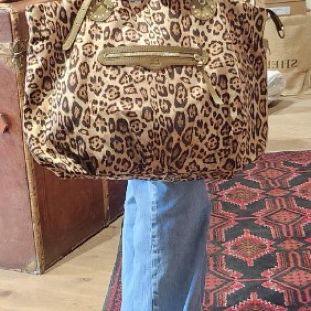 sac mila louise tissu léopard et empiècement de cuir. Très agréable à porter